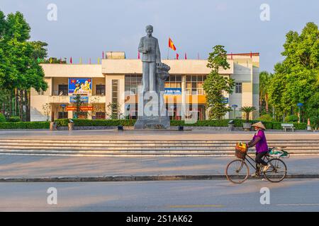 Vietnam, Province de Cao Bang, Cao Bang, statue de Ho Chi Minh devant le centre culturel provincial Banque D'Images