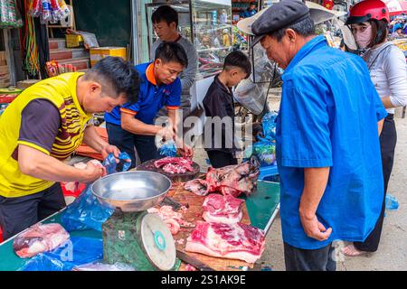 Vietnam, Province de Cao Bang, Bao Lac, le marché périodique tenu tous les 5 jours du calendrier lunaire rassemble plusieurs minorités ethniques, étal de viande Banque D'Images