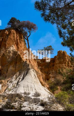 Portugal, Algarve, Olhos de Agua, les falaises rouges de Praia da Falésia Banque D'Images
