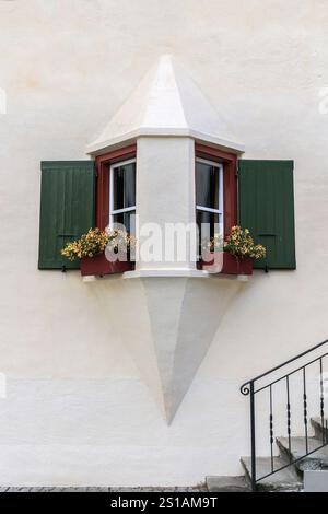 Le style traditionnel typique des fenêtres de maison en forme de triangle permet de regarder les deux côtés sans grande ouverture par temps froid, Alp Engadine, Suisse Banque D'Images