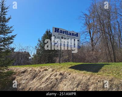 Bienvenue à Hartland panneau montrant les commodités sur le chemin Hartland Hill Bridge au Nouveau-Brunswick, Canada Banque D'Images