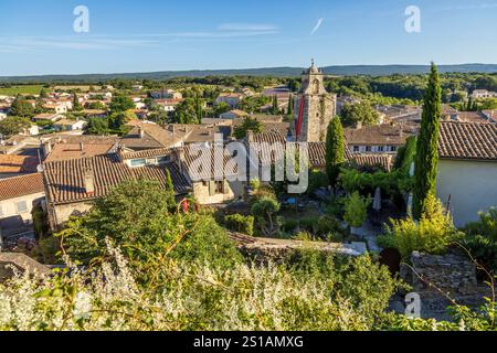 France, Drôme, Grignan, labellisé les plus Beaux villages de France, vue sur les toits des maisons du village et la tour de la porte du tricot ou beffroi Banque D'Images