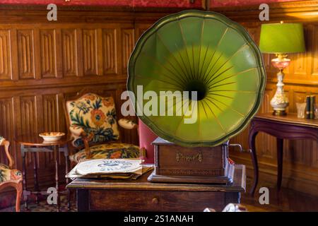 France, Indre et Loire, vallée de la Loire classée au Patrimoine mondial de l'UNESCO, Monts, Château de Candé, phonographe dans le grand salon Banque D'Images