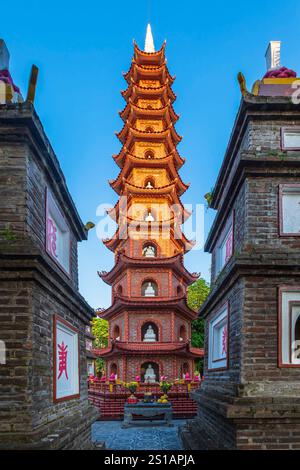 Vietnam, Hanoi, quartier de Tay Ho, Pagode Tran Quoc, le plus ancien temple bouddhiste de Hanoi, construit au vie siècle, situé sur une petite péninsule du lac de l'Ouest Banque D'Images