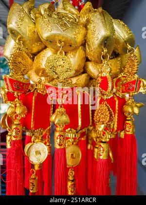 Décorations festives pour le nouvel an chinois, avec lingots d'or et pompons rouges. Banque D'Images