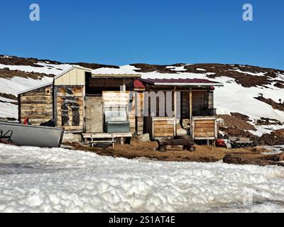 Cabanes et hangars au camp de chasse/pêche sur la plage de Frobisher Bay à Apex, Nunavut, Canada Banque D'Images