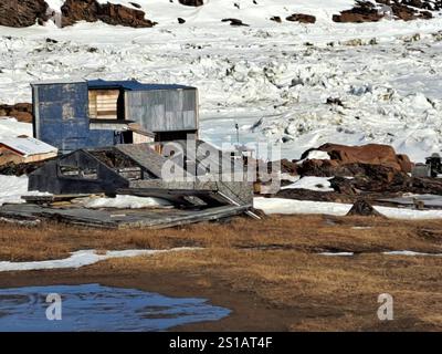Cabanes et hangars au camp de chasse/pêche sur la plage de Frobisher Bay à Apex, Nunavut, Canada Banque D'Images