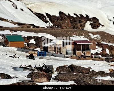 Cabanes et hangars au camp de chasse/pêche sur la plage de Frobisher Bay à Apex, Nunavut, Canada Banque D'Images