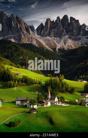 Village avec de majestueuses montagnes des Dolomites, Val di Funes, région du Trentin Haut-Adige, Italie, Europe. La célèbre Santa Maddalena. Banque D'Images