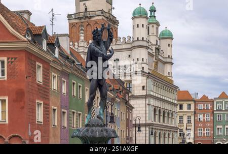Des bâtiments colorés encadrent l'hôtel de ville historique, où une statue se dresse fièrement, capturant le charme de Poznan, en Pologne Banque D'Images