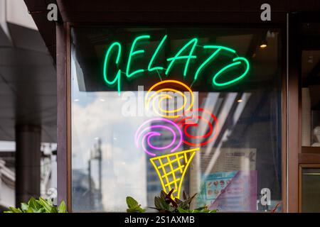 Bangkok, Thaïlande - 15 octobre 2024 : une lumière néon en forme de cône de crème glacée avec 'Gelato' écrit en dessous. Banque D'Images