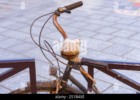 Paris, France, 12.26.2024. Un gros plan d'un volant de vélo très rouillé Banque D'Images