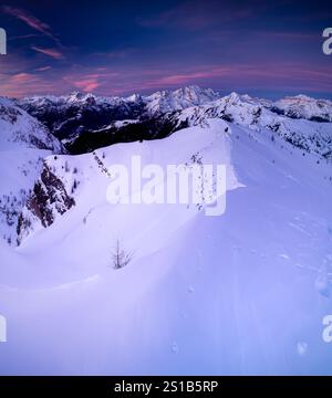 Un matin d'hiver dans les Alpes. Dolomites étonnantes, vue sur le pic de Marmolada, Italie, depuis le Passo Giau.. Banque D'Images