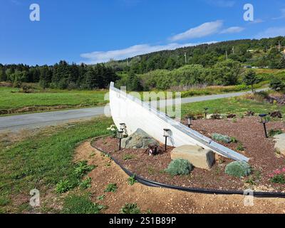 Vieux bateau en bois abandonné abandonné réutilisé comme bac de plantation à lance Cove sur l'île Bell, Terre-Neuve-et-Labrador, Canada Banque D'Images