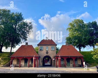 Vue symétrique de la porte historique de Kastellet et des bâtiments carrelés rouges à Copenhague, Danemark Banque D'Images