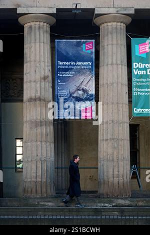 Turner en janvier, la bannière d'exposition entre les piliers de la Royal Scottish Academy sur Princes Street , Édimbourg, Écosse, Royaume-Uni. Banque D'Images