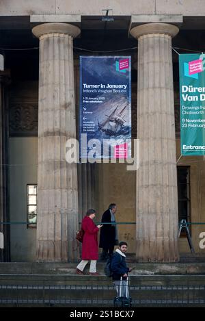 Turner en janvier, la bannière d'exposition entre les piliers de la Royal Scottish Academy sur Princes Street , Édimbourg, Écosse, Royaume-Uni. Banque D'Images