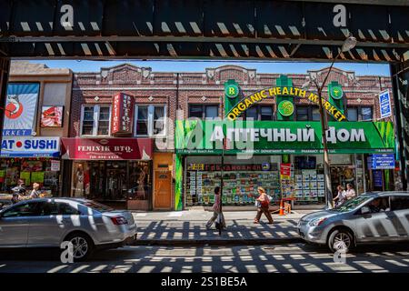 Boutiques russes sous El et le long de Brighton Beach Avenue, Brighton Beach, Brooklyn, New York City Banque D'Images