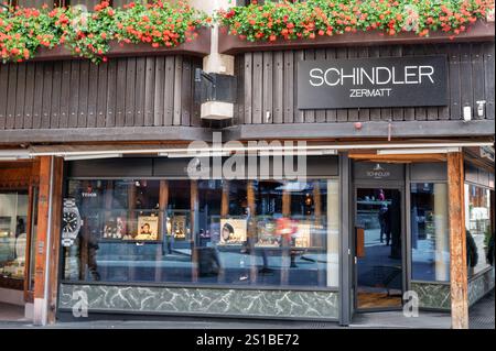 Zermatt, Suisse- 22 septembre 2024 : la façade de la bijouterie Schindler Zermatt. Banque D'Images