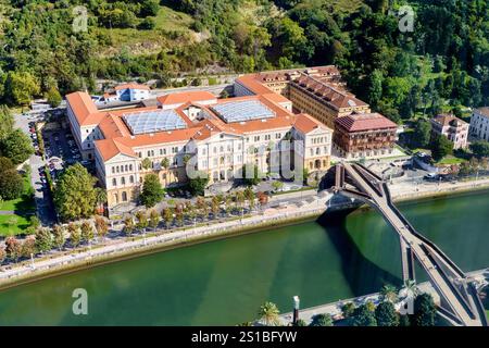 Université de Deusto, rivière Nervion, Pedro Arrupe zubia, vues de la Tour Iberdrola, Bilbao, pays Basque, Espagne Banque D'Images