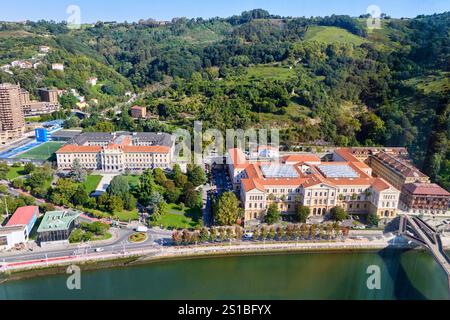 Université de Deusto, rivière Nervion, Pedro Arrupe zubia, vues de la Tour Iberdrola, Bilbao, pays Basque, Espagne Banque D'Images