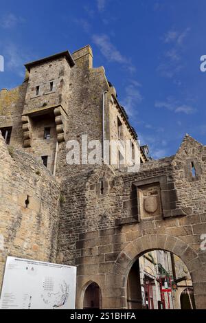 156 Mont-Saint-Michel. Bâtiments médiévaux en pierre de granit à l'entrée du village, avec des portes et des cours marquant le début de la rue principale. Normandie-France. Banque D'Images