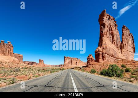 Voyage pittoresque en voiture dans l'Utah. Route à travers de belles montagnes dans le parc national d'Arches, Utah, États-Unis. Banque D'Images