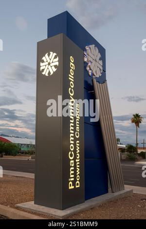 Pima Community College Downtown Campus signe au coucher du soleil à Tucson Arizona Banque D'Images