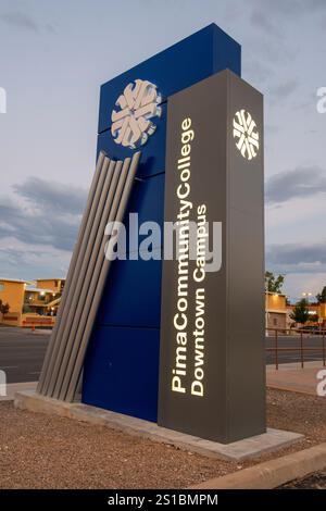 Pima Community College Downtown Campus signe au coucher du soleil à Tucson Arizona Banque D'Images