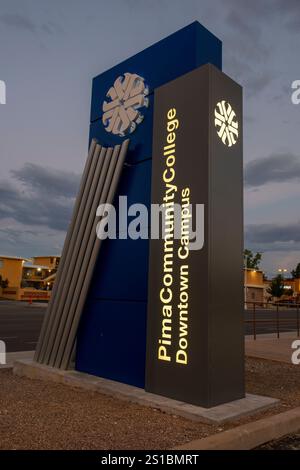 Pima Community College Downtown Campus signe au coucher du soleil à Tucson Arizona Banque D'Images