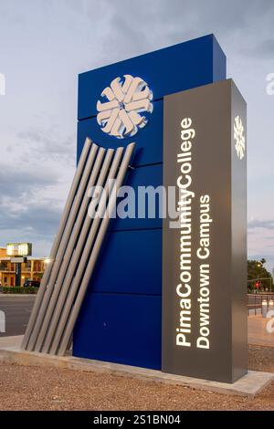 Pima Community College Downtown Campus signe au coucher du soleil à Tucson Arizona Banque D'Images