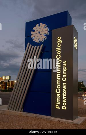 Pima Community College Downtown Campus signe au coucher du soleil à Tucson Arizona Banque D'Images