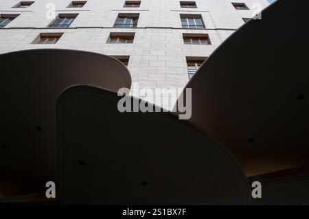 Toits de kiosques dans la via Diaz, photographiés d'en bas, destinés aux stalles. Naples Banque D'Images