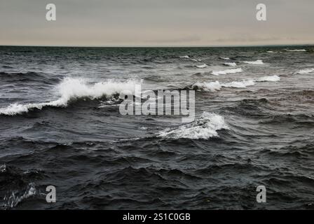 La tempête a jeté des vagues sur le lac supérieur par un jour gris pluvieux Banque D'Images