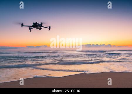 Drone sur Ocean Waves au coucher du soleil sous vibrant Sky Banque D'Images