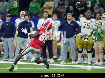 La Nouvelle-Orléans, États-Unis. 02 janvier 2025. Le receveur du Georgia Wide Dillon Bell (86 ans) ne peut tenir une passe du quarterback Gunner Stockton contre notre Dame lors du troisième quart-temps du Sugar Bowl au Caesars Superdome à la Nouvelle-Orléans le jeudi 2 janvier 2025. Photo de Bonnie Cash/UPI crédit : UPI/Alamy Live News Banque D'Images