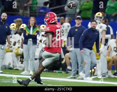 La Nouvelle-Orléans, États-Unis. 02 janvier 2025. Le receveur du Georgia Wide Dillon Bell (86 ans) ne peut tenir une passe du quarterback Gunner Stockton contre notre Dame lors du troisième quart-temps du Sugar Bowl au Caesars Superdome à la Nouvelle-Orléans le jeudi 2 janvier 2025. Photo de Bonnie Cash/UPI crédit : UPI/Alamy Live News Banque D'Images