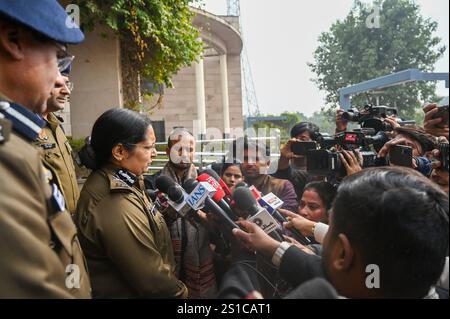 Noida, Inde. 02 janvier 2025. NOIDA, INDE - 2 JANVIER : le commissaire de police Gautam Budh Nagar Lakshmi Singh s'adresse à un média au bureau du commissaire de police secteur 108 le 2 janvier 2025 à Noida, en Inde. Dans une première pour UP police, trois postes de police de Gautam Budh Nagar Expressway, Badalpur et Knowledge Park ont reçu la prestigieuse certification ISO 9001:2015. (Photo de Sunil Ghosh/Hindustan Times/Sipa USA) crédit : Sipa USA/Alamy Live News Banque D'Images