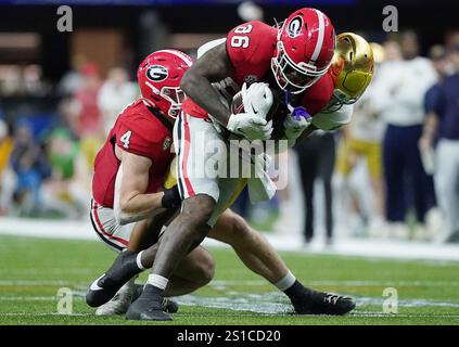 La Nouvelle-Orléans, États-Unis. 02 janvier 2025. Le receveur Georgia Wide Dillon Bell (86 ans) est abattu par la sécurité Tae Johnson (16 ans) de notre Dame au quatrième quart-temps lors du Sugar Bowl au Caesars Superdome à la Nouvelle-Orléans le jeudi 2 janvier 2025. Photo de Bonnie Cash/UPI crédit : UPI/Alamy Live News Banque D'Images