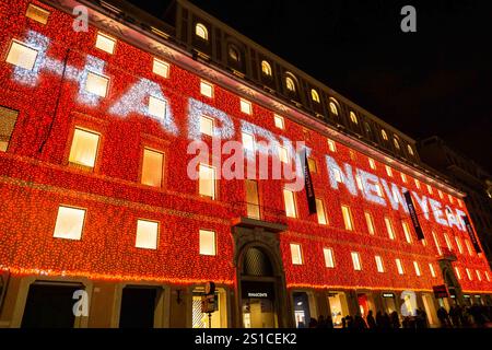 Rome, Italie. 2 janvier 2024. Le grand magasin la Rinascente à Rome souhaite aux passants une bonne année en préparation des soldes qui débuteront le matin. Cristina Massei/Alamy Live News Banque D'Images