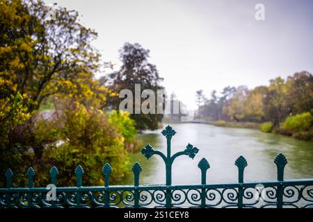 Pluie et ferronnerie sur le Washington Park Lake Bridge historique à Albany, New York. Banque D'Images