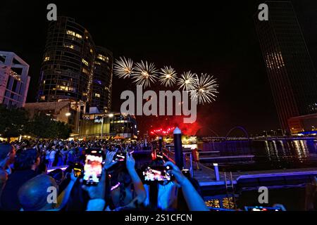 Feux d'artifice à Elizabeth Quay le réveillon du nouvel an 2024, Perth Australie occidentale Banque D'Images