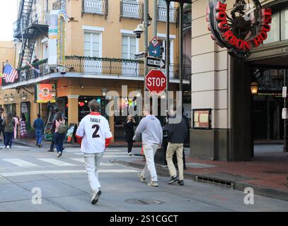 La Nouvelle-Orléans, États-Unis. 2 janvier 2025. Bourbon Street rouvre un jour après l'attaque à la voiture-pilon à la Nouvelle-Orléans, Louisiane, États-Unis, le 2 janvier 2025. Crédit : LAN Wei/Xinhua/Alamy Live News Banque D'Images