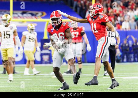 Nouvelle-Orléans, Louisiane, États-Unis. 02 janvier 2025. Le récepteur Georgia Wide Dillon Bell (86) célèbre avec le récepteur Georgia Wide Arian Smith (11) lors d'un match de football NCAA entre les notre Dame Fighting Irish et les Georgia Bulldogs au Caesars Superdome à la Nouvelle-Orléans, en Louisiane. John Mersits/CSM (image crédit : © John Mersits/Cal Sport Media). Crédit : csm/Alamy Live News Banque D'Images