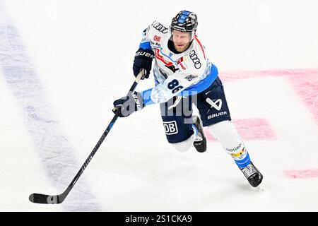 Eishockey DEL - 24/25 - 33.Spieltag : Düsseldorfer EG vs ERC Ingolstadt AM 02.01.2025 im PSD Bank Dome in Düsseldorf Ingolstadts Daniel Pietta (Nr.86) Foto : osnapix Banque D'Images