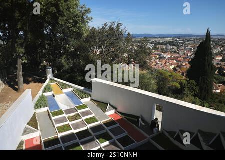 On aperçoit le jardin de la villa Noailles et la ville de Hyères. La villa Noailles, conçue par l'architecte français Robert Mallet-Stevens et construite entre 1923 et 1925 sur les hauteurs de Hyères, s'inscrit dans le mouvement de l'architecture moderne. Banque D'Images