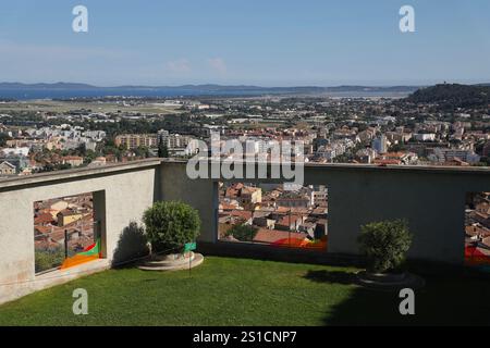 On aperçoit le jardin de la villa Noailles et la ville de Hyères. La villa Noailles, conçue par l'architecte français Robert Mallet-Stevens et construite entre 1923 et 1925 sur les hauteurs de Hyères, s'inscrit dans le mouvement de l'architecture moderne. Banque D'Images