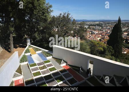 On aperçoit le jardin de la villa Noailles et la ville de Hyères. La villa Noailles, conçue par l'architecte français Robert Mallet-Stevens et construite entre 1923 et 1925 sur les hauteurs de Hyères, s'inscrit dans le mouvement de l'architecture moderne. (Photo par Apolline Guillerot-Malick/SOPA images/Sipa USA) crédit : Sipa USA/Alamy Live News Banque D'Images