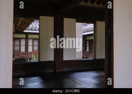 Une vue à travers un bois, chambre intérieure à une cour intérieure. Au musée de la résidence royale Unhyeongung à Séoul, Corée du Sud. Banque D'Images