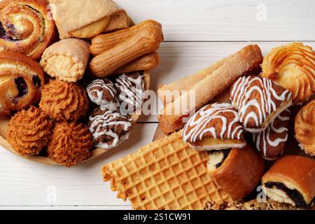 Assortiment de pâtisseries et de produits de boulangerie présentés sur une surface en bois pour une délicieuse tartinade de dessert Banque D'Images